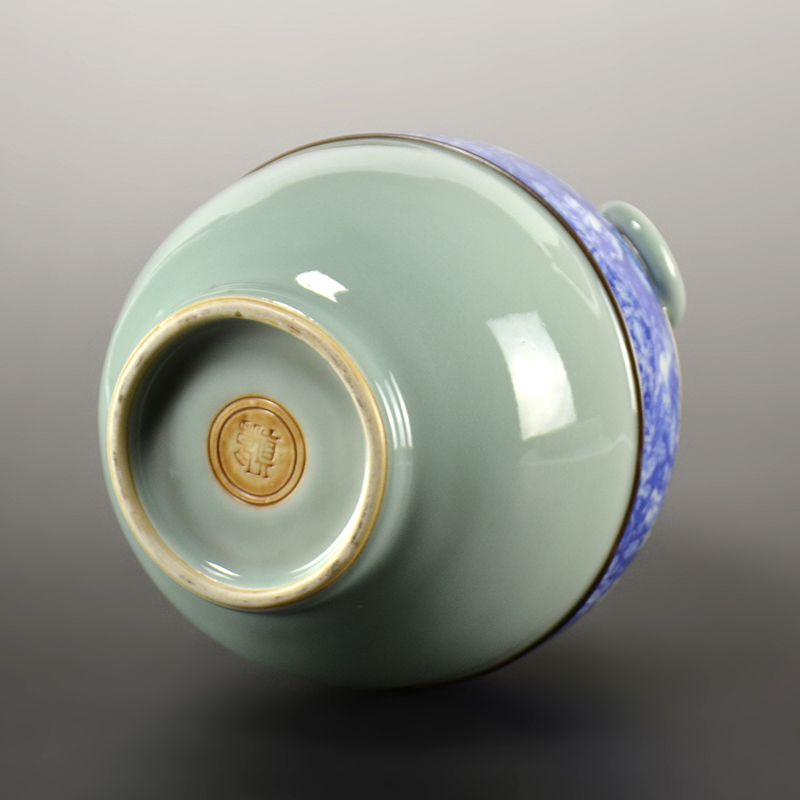 Grape Design Porcelain Vase by Miyagawa (Makuzu) Kozan