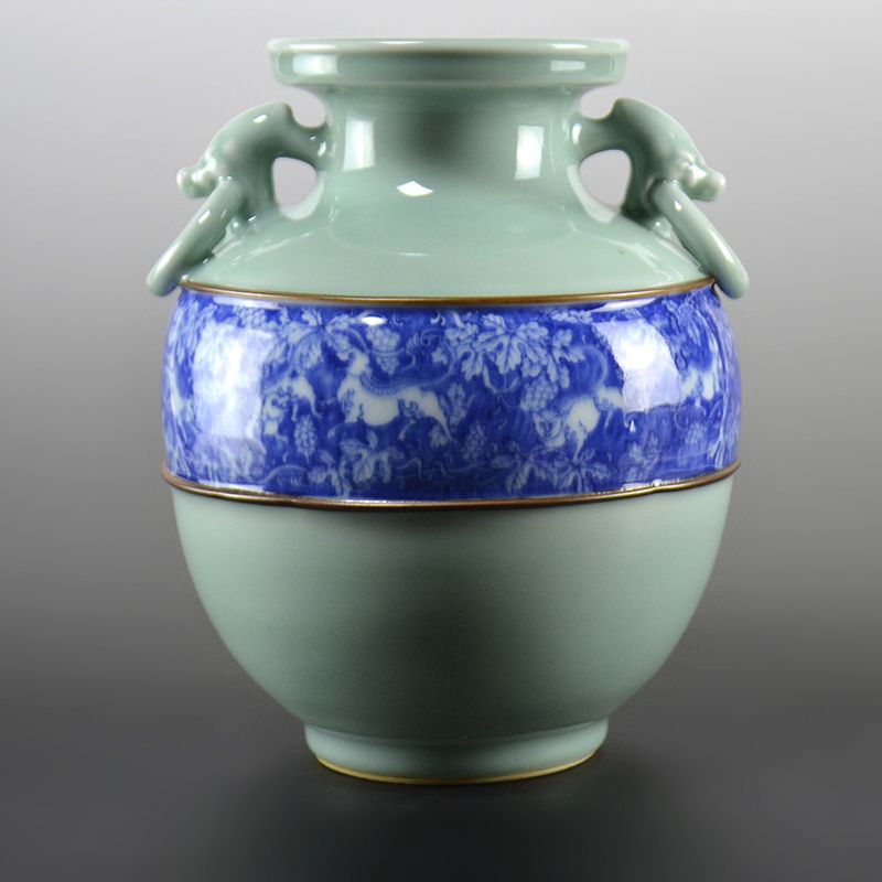 Grape Design Porcelain Vase by Miyagawa (Makuzu) Kozan