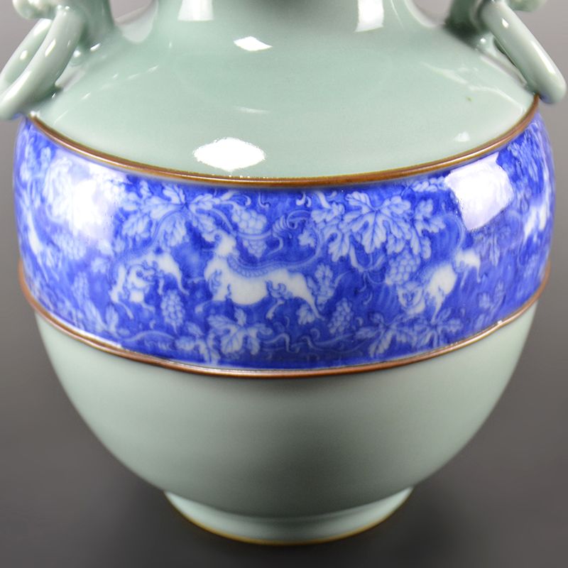 Grape Design Porcelain Vase by Miyagawa (Makuzu) Kozan