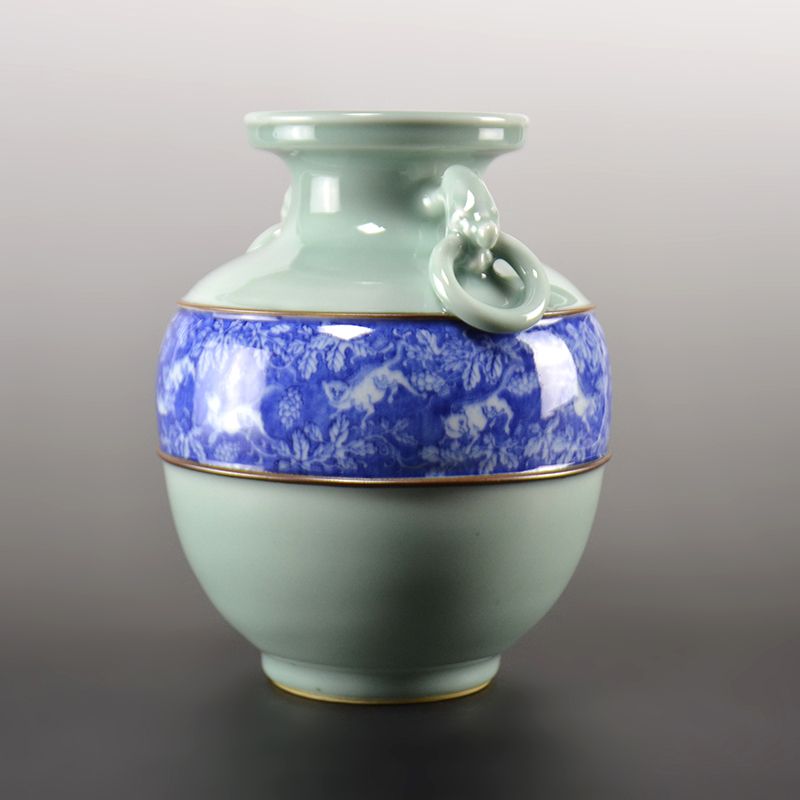 Grape Design Porcelain Vase by Miyagawa (Makuzu) Kozan