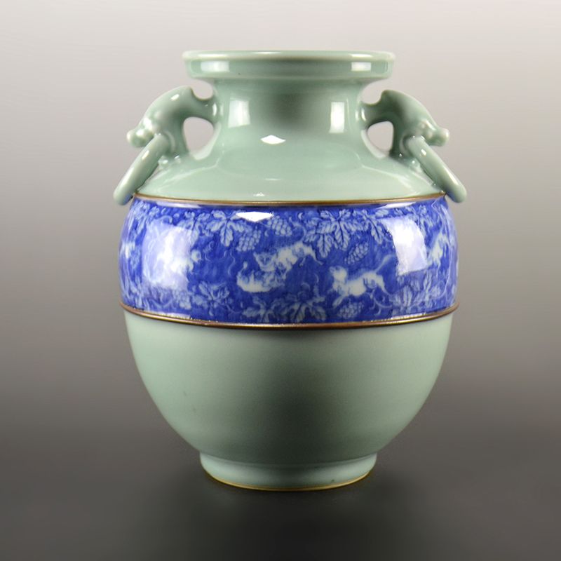 Grape Design Porcelain Vase by Miyagawa (Makuzu) Kozan