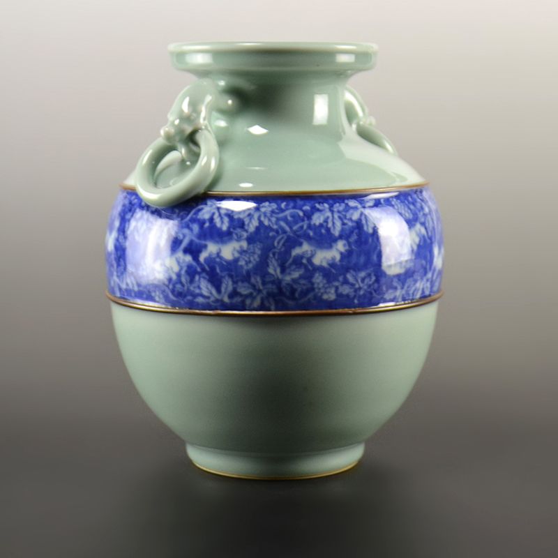 Grape Design Porcelain Vase by Miyagawa (Makuzu) Kozan