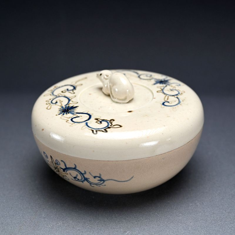 Antique Awata-yaki Lidded dish with Mouse Finial