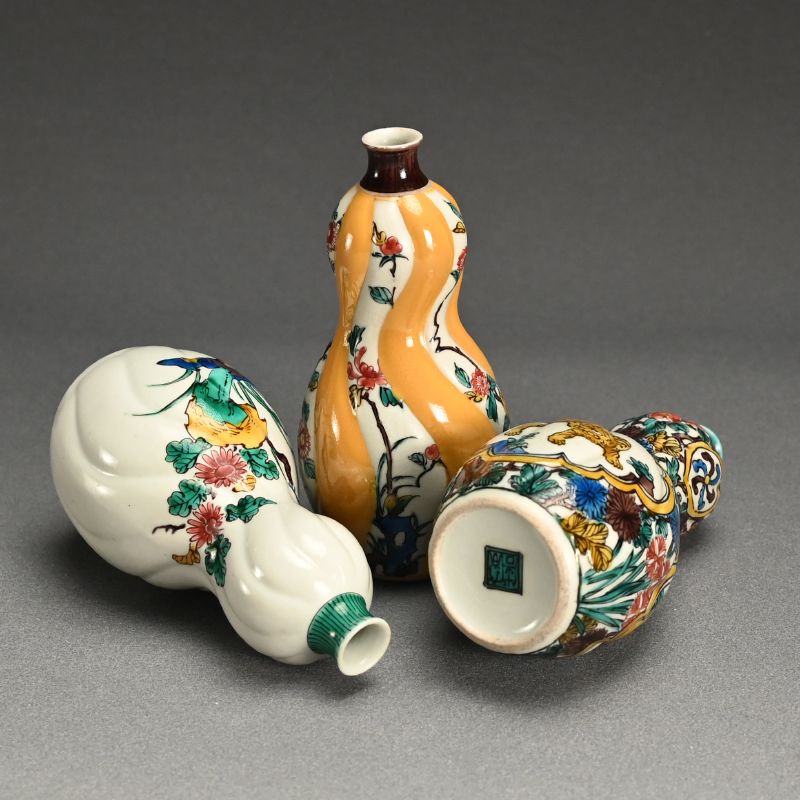 Kutani Porcelain. Tokkuri Sake Set by Tokuda Yasokichi C