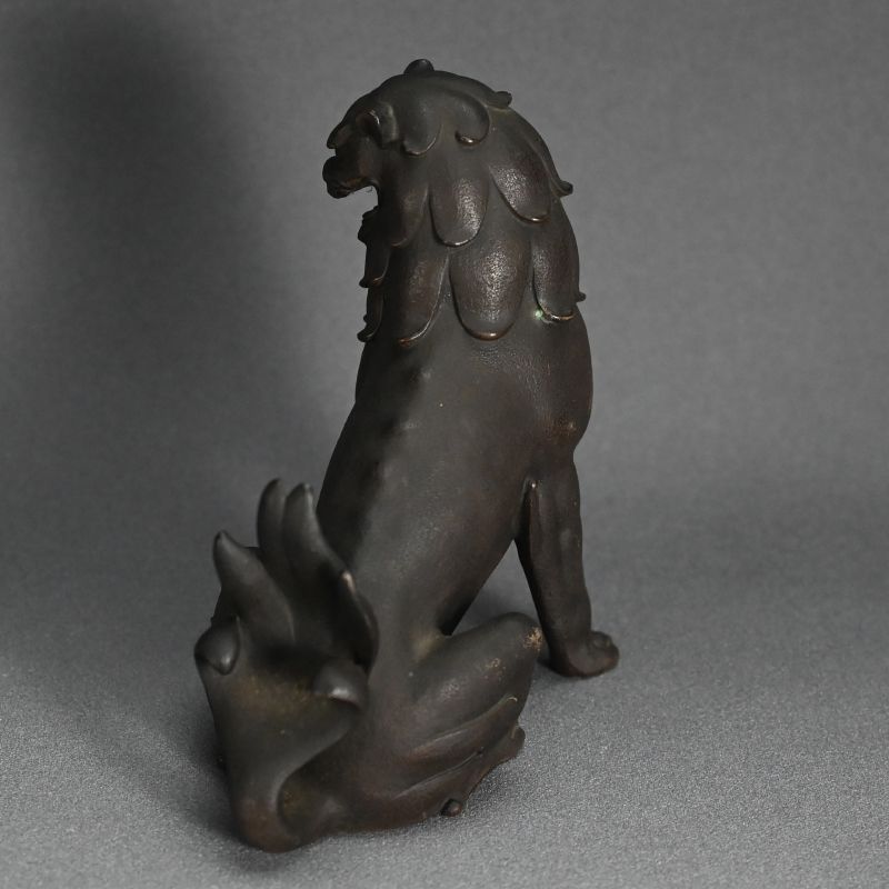 獅子，真鍮製，古美術品，重2100克。 Bronze Shishi Okimono by Yamamoto Junmin (item #1502489)