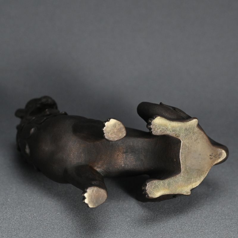 獅子，真鍮製，古美術品，重2100克。 Bronze Shishi Okimono by Yamamoto Junmin (item #1502489)