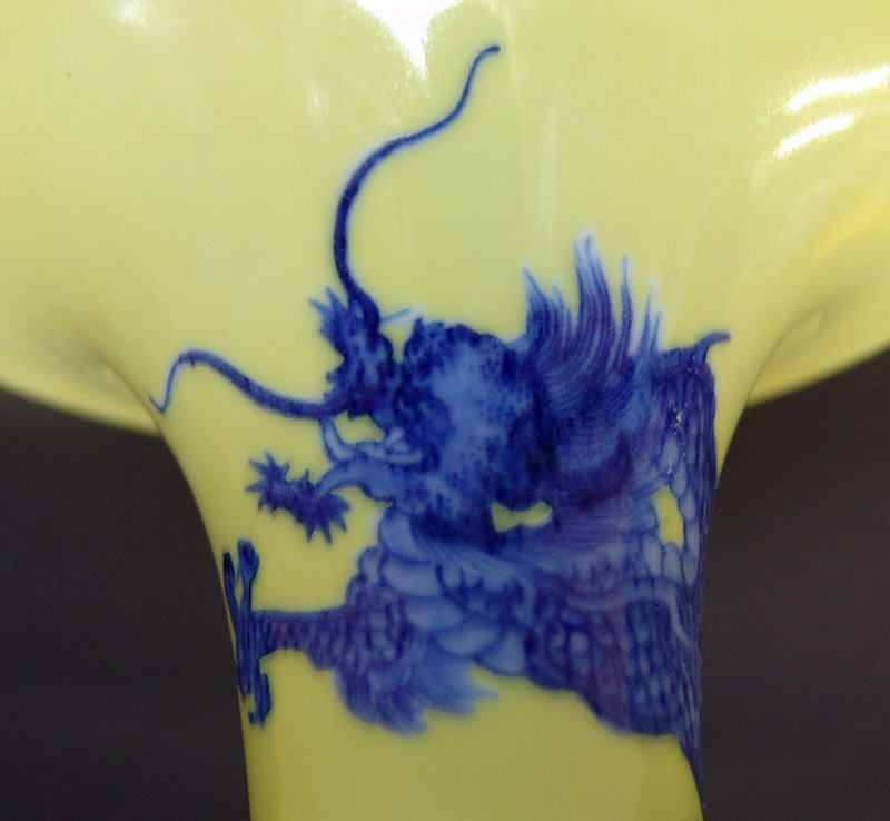 Porcelain Dragon Vase by Miyagawa (Makuzu) Kozan