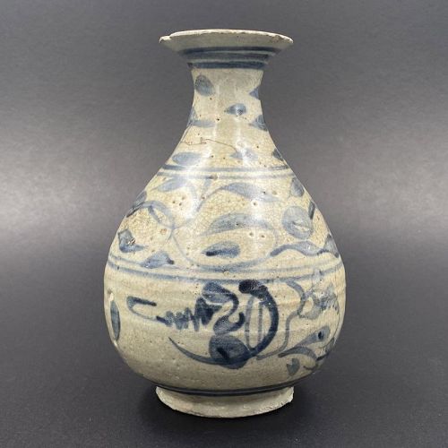 A Ming Dynasty Zhangzhou Blue and White Yuhuchunping Vase