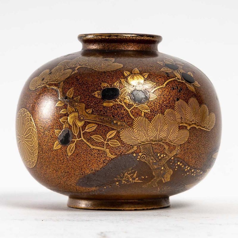 Original and rare small Japanese pot in gold and silver lacquer