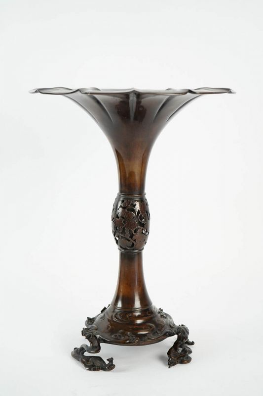 Large Japanese bronze vase