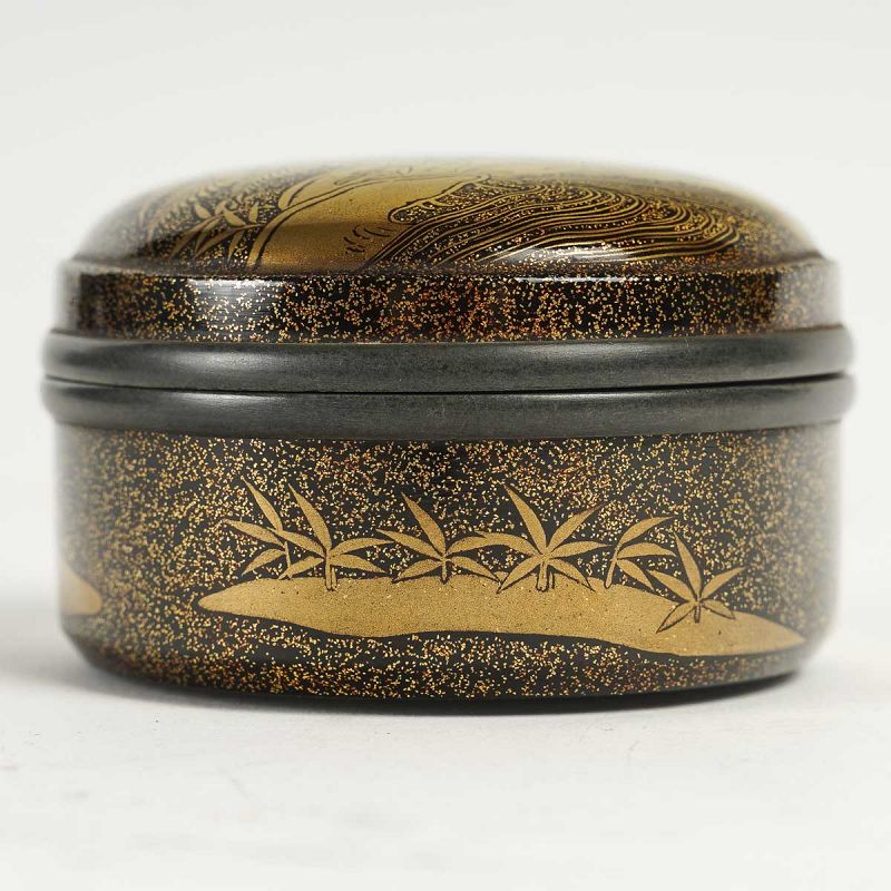 Kogo - Japanese lacquered round shape incense boxe