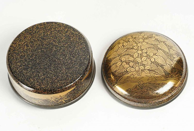 Kogo - Japanese lacquered round shape incense boxe