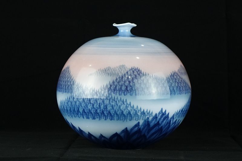 Studio Pottery Fujii Shumei (b. 1936) Globular Porcelain Vase