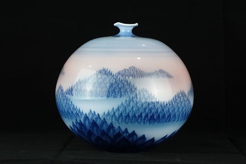 Studio Pottery Fujii Shumei (b. 1936) Globular Porcelain Vase