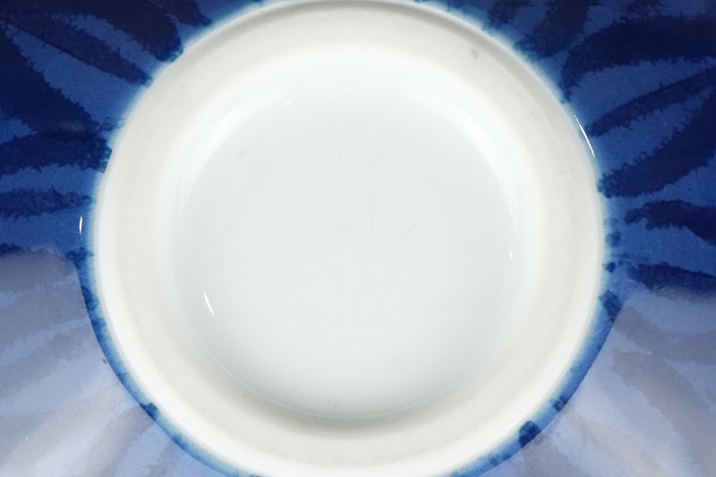 Studio Pottery Fujii Shumei (b. 1936) Globular Porcelain Vase