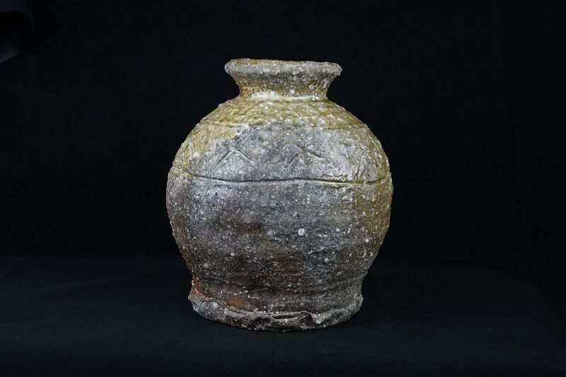 Takahashi Rakusai IV (b. 1925) Shigaraki ware Wood Fired Flower Vase