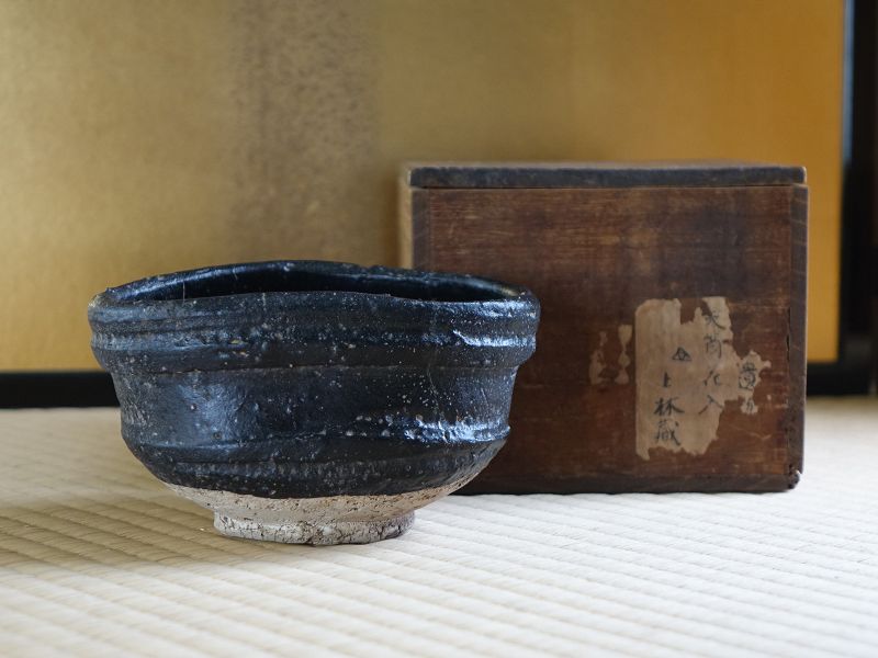 Early to Mid Edo period (17-18cc) Kuro Oribe Kutsugata Chawan