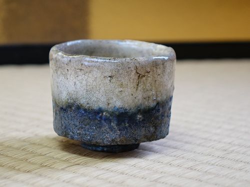 Satoru Omae (b. 1972) Guinomi (sake cup) in the style of Honami Koetsu
