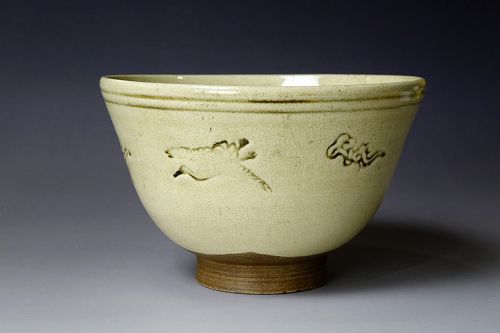 18c Kenjo Karatsu Chawan decorated with inlaid cranes and clouds