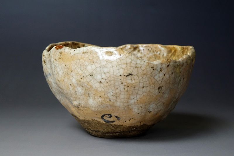 Mid Edo period (18c) tea bowl crafted by master Bunkyo Masaki.