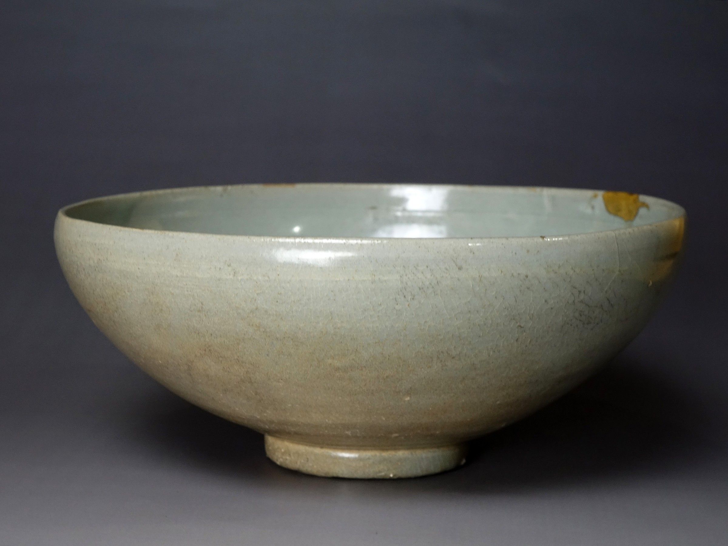 Porcelain bowl with organic rim and outlet inlaid rain cloud design