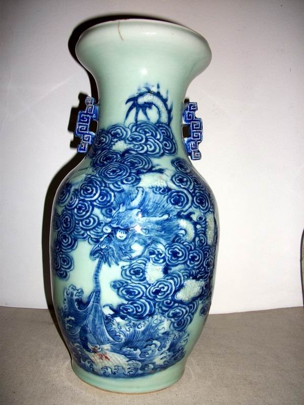 18/19C CHINESE CELADON VASE