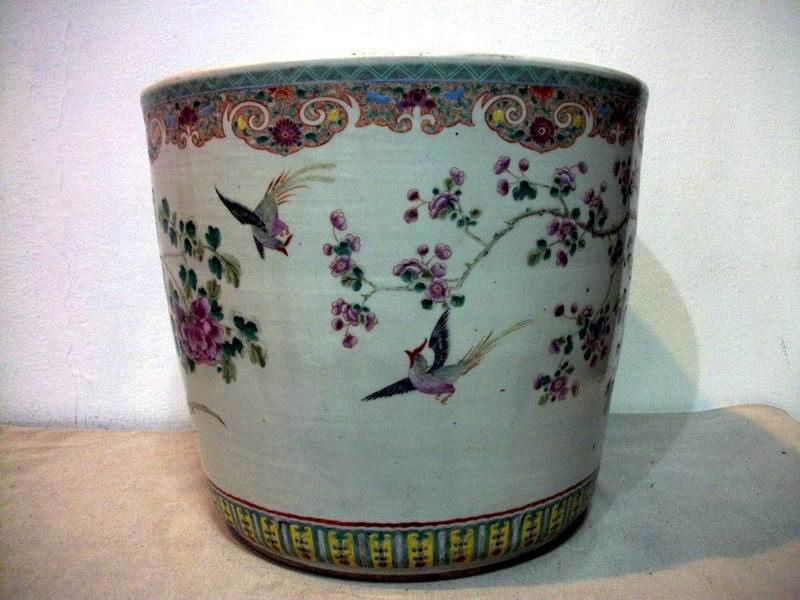 19C CHINESE FAMILLE ROSE POT