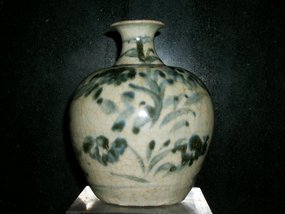 MING SWATOW VASE