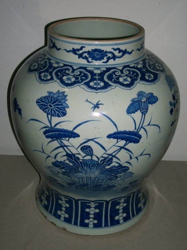 CHINESE B/W VASE