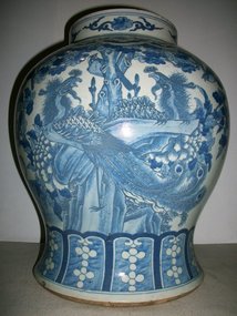 CHINESE B/W VASE