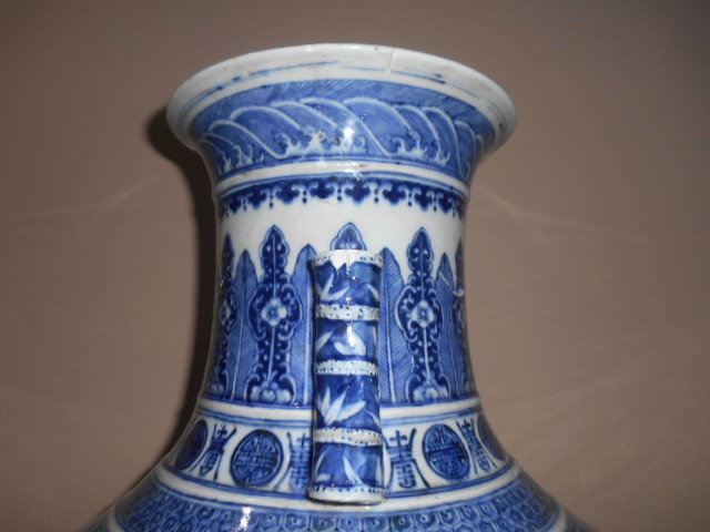 CHINESE BLUE WHITE VASE