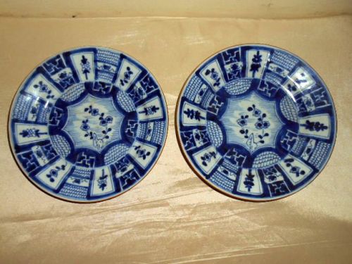 A PAIR OF CHINESE BLUE & WHITE PLATES