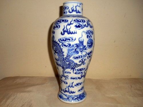 CHINESE BLUE WHITE VASE