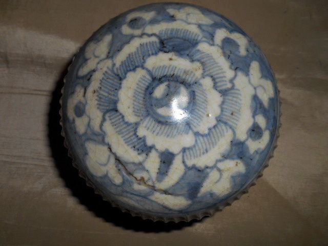 MING BLUE & WHITE COVERED BOX