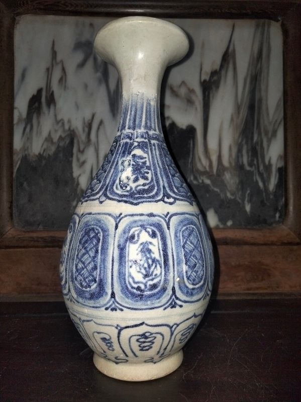 VIETNAMESE ANAMESE BLUE & WHITE LOBED VASE