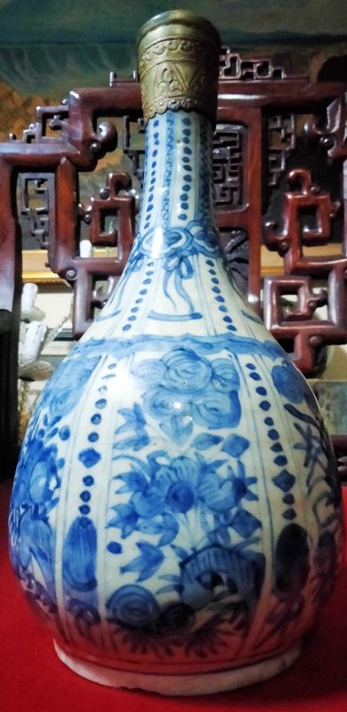 MING BLUE & WHITE GARLIC VASE