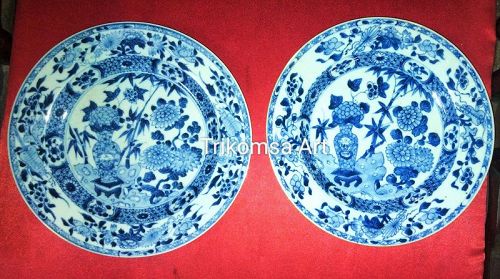 A PAIR OF QING BLUE & WHITE PLATES