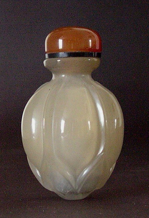 Chinese grey agate snuff bottle with gold spoon