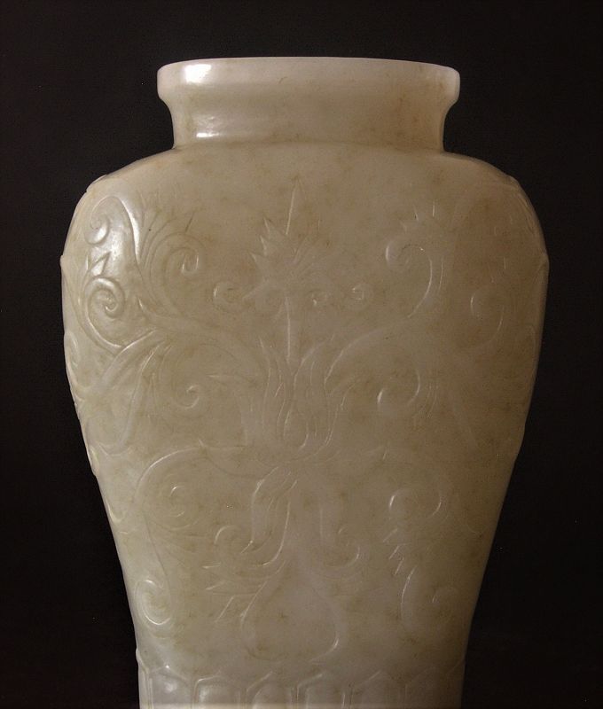 Chinese jade vase carved in Mughal style