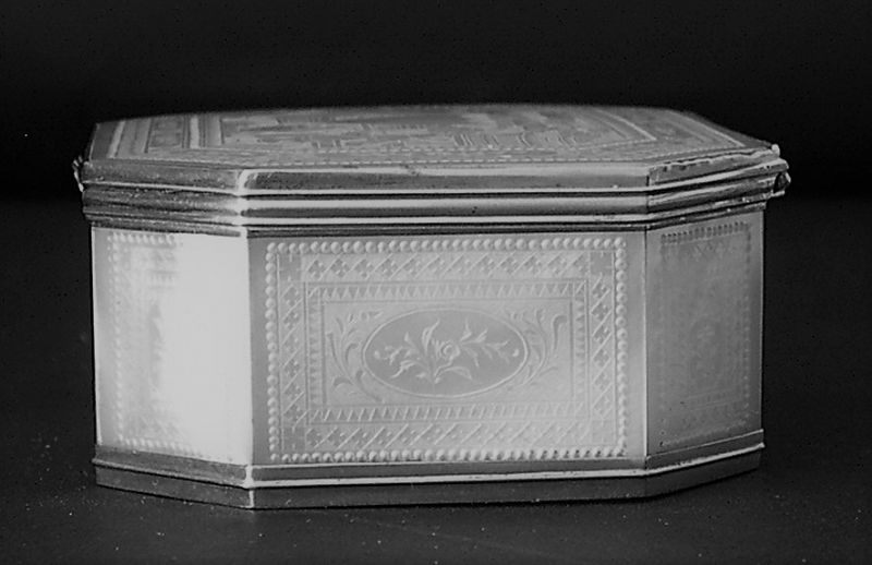 Chinese mother of pearl box with engraved decoration