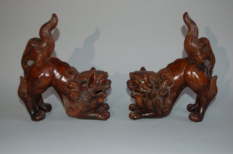 Pair of shishi lions, ceramic, Japan Taisho era