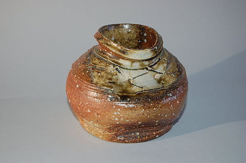 Iga ware hanaike wall vase, with metal loop, Morisato Kozan, Japan