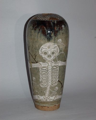 Heishi-shaped stoneware vase, skeletons take skeleton apart, Japan