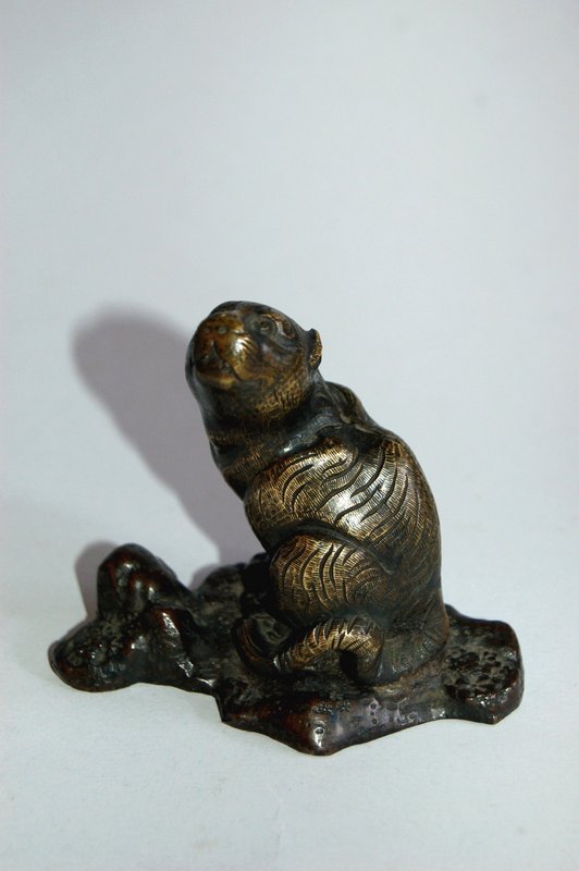 Small bronze sculpture of tiger, Japan 19th century