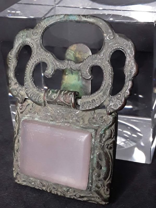 Han Dynasty belt plaque in cast bronze with rose quartz gem v1