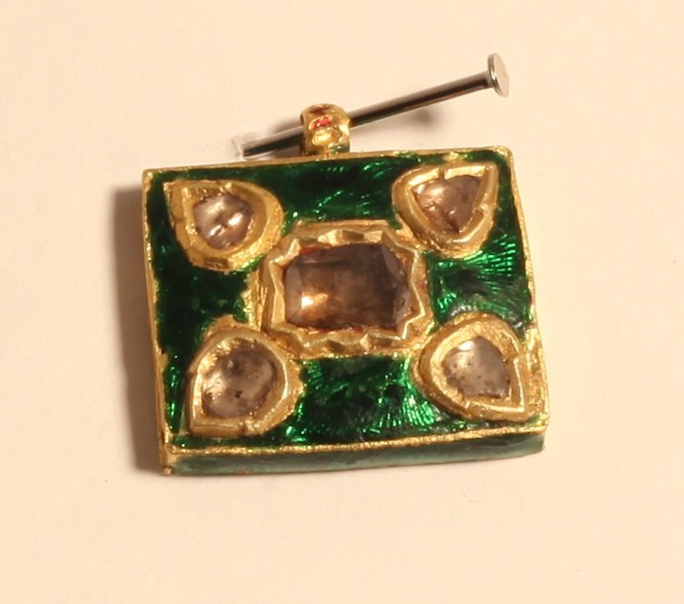 Kundan Diamond and green enamel pendant in 20k gold v7