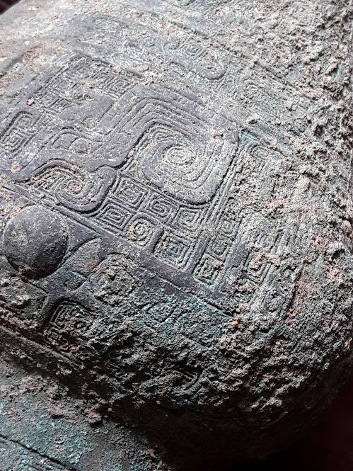 Chinese archaic Bronze Hu vase v7