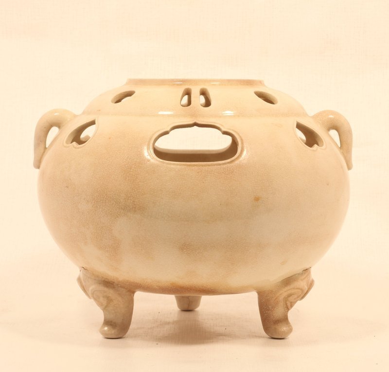 18th c Edo Dynasty cream colored Satsuma censer - Koro