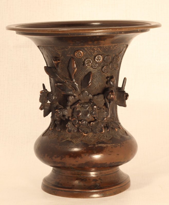 Early Edo Dynasty lost wax cast vase with figures