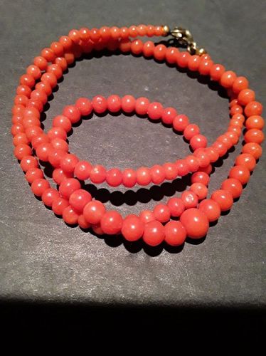 Vintage delicate Momo Coral Graduated Bead Necklace